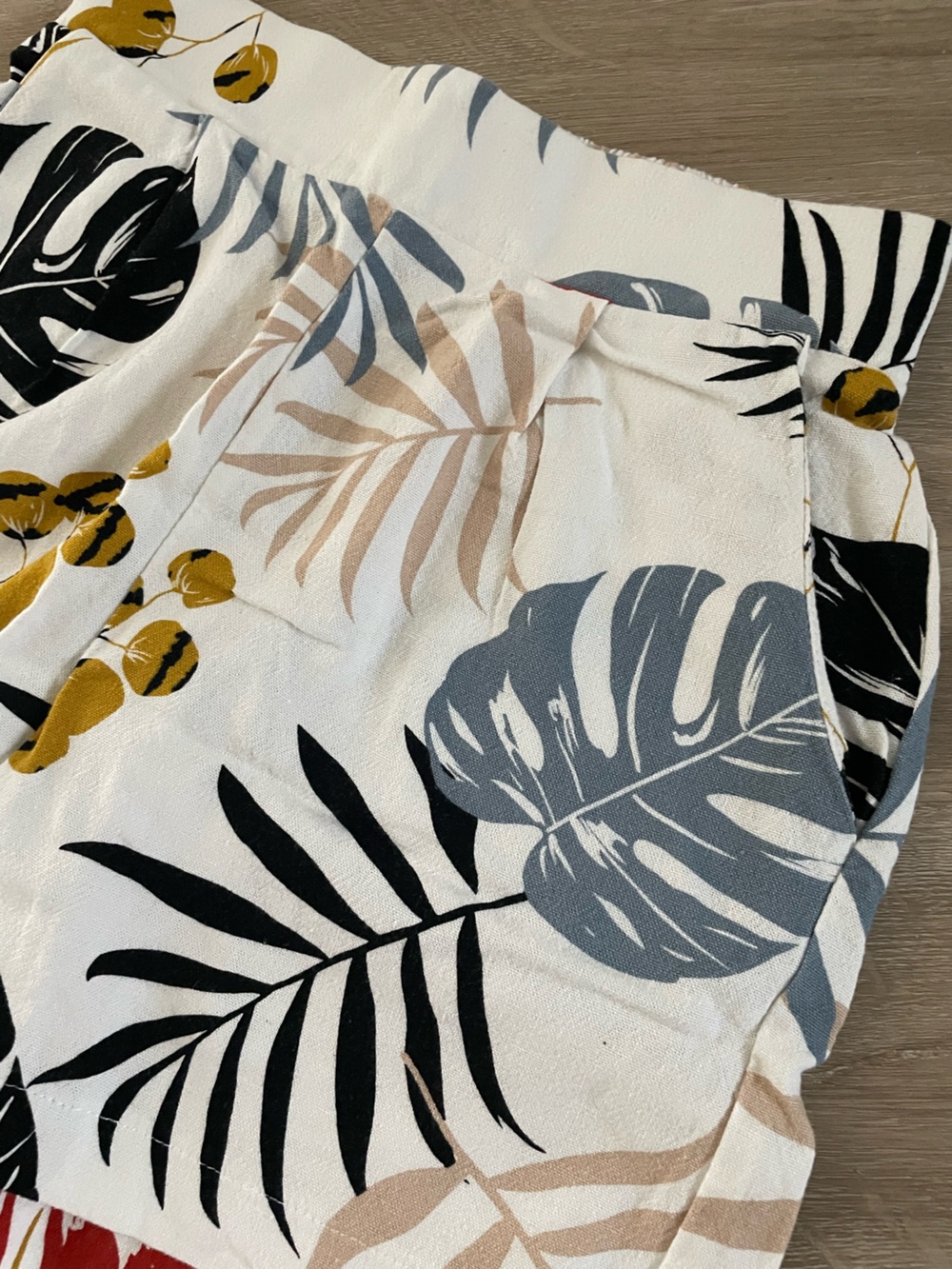 Women’s White Tropical Print Shorts Size Small - Picture 2 of 4